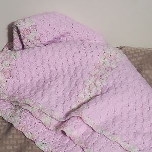 Vintage crocheted pink baby blanket  has mint crocheted border